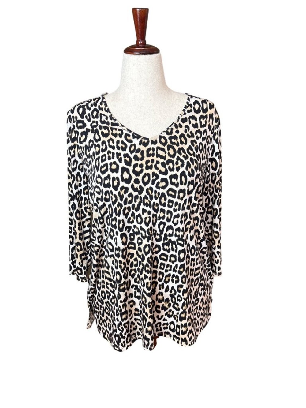 Chicos Leopard Print 3/4 Sleeve Top Size 1 (6-8) Polyester/Spandex Blend V-Neck